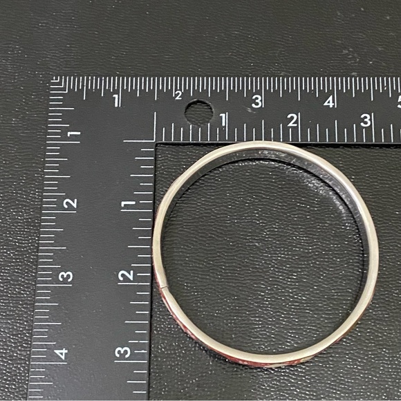 Vintage Unsigned Enamel Inlay Mother of Pearl and Shell Bangle Bracelet - Picture 10 of 13